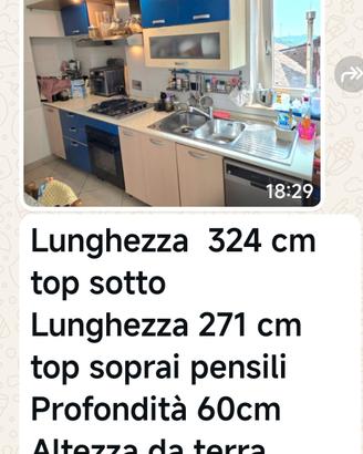 cucina con elettrodomestici 