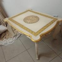 Tavolo in legno ,decorato.