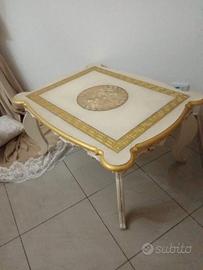 Tavolo in legno ,decorato.
