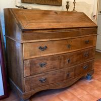 Antico cassettone bombato