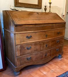 Antico cassettone bombato