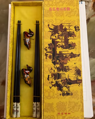 Set orientale con bacchette laccate