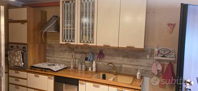 Cucina, sala da pranzo, tavolo e sedie