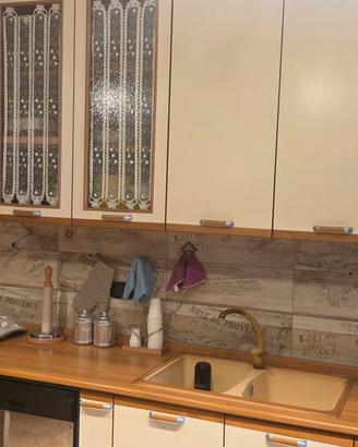 Cucina, sala da pranzo, tavolo e sedie