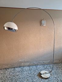 LAMPADA DA TERRA AD ARCO CON PIANTANA IN METALLO