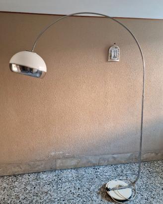 LAMPADA DA TERRA AD ARCO CON PIANTANA IN METALLO