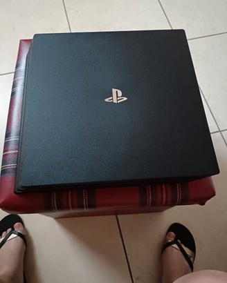 Playstation 4 Pro + 2 controller + 5 giochi