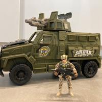 Mezzo militare con soldato Soldier Force