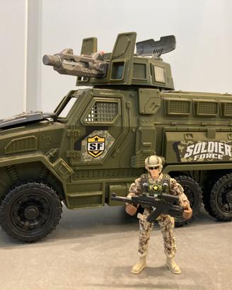 Mezzo militare con soldato Soldier Force