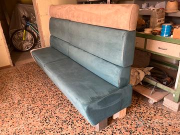Panca imbottita e rivestita in alcantara
