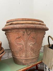 Vasi in terracotta antichi con decori