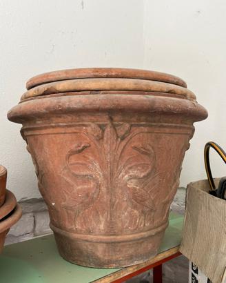 Vasi in terracotta antichi con decori