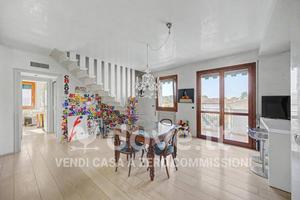 Appartamento di 270 m² con più di 5 locali e box a