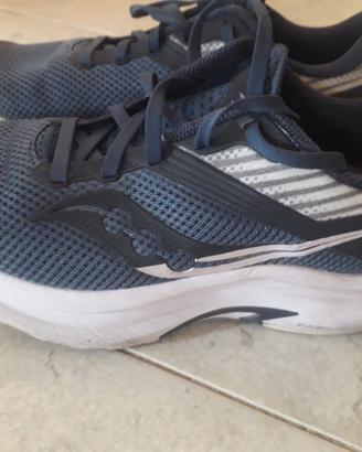 SAUCONY,
