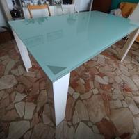 Tavolo di vetro