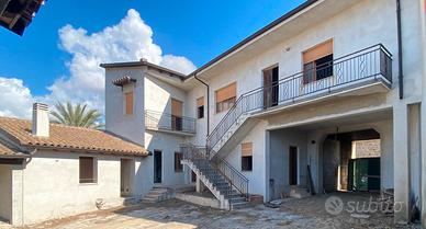 Edificio di due appartamenti e Cortile/Giardino