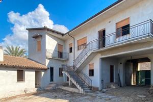 Edificio di due appartamenti e Cortile/Giardino