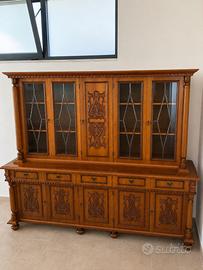Elegante credenza con vetrina tavolo allungabile