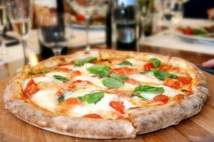 Bar ristorante con pizzeria vicino svizzera