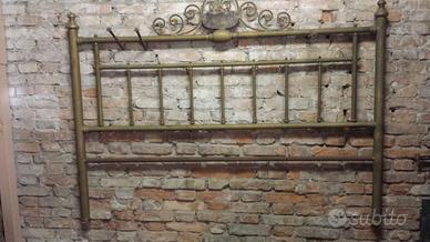 Letto in ferro battuto.