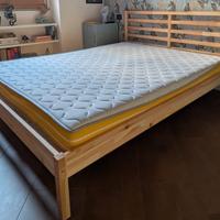 letto in legno e materasso 