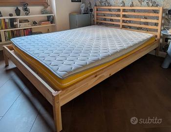 letto in legno e materasso 