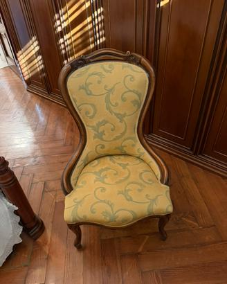 Poltroncina antica stile Luigi Filippo in noce
