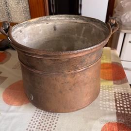 Antica pentola in rame stagnato