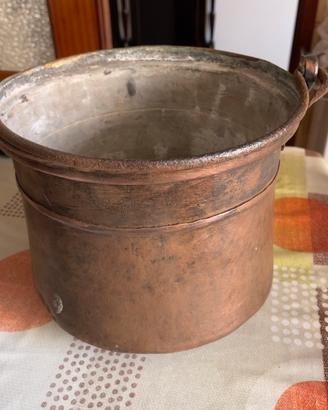 Antica pentola in rame stagnato