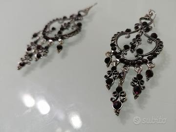 Orecchini con pietrine viola scuro 