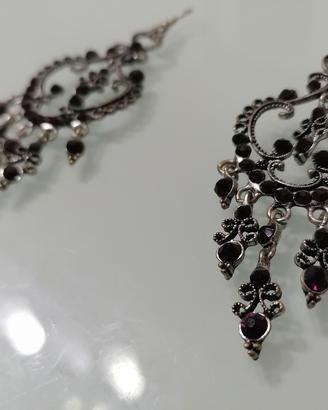 Orecchini con pietrine viola scuro 