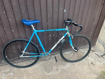 Scatto fisso bici bianchi