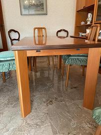 Tavolo allungabile in legno con 4 sedie