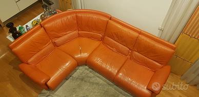 Divano Chateau d'Ax ad angolo in pelle arancione. 