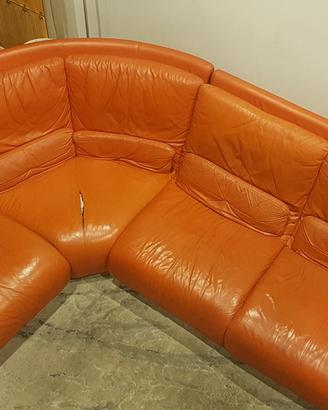 Divano Chateau d'Ax ad angolo in pelle arancione. 