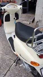 Vespa 50 scuter