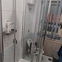 Box doccia due mobili e sanitari