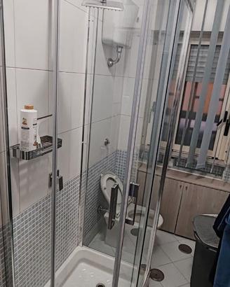 Box doccia due mobili e sanitari