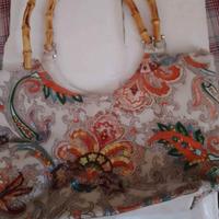 Borsa estiva con manici in bambù e paillettes