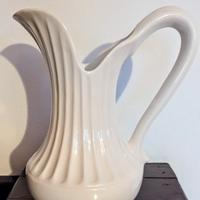 Brocca vintage bianca in ceramica 