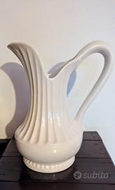 Brocca vintage bianca in ceramica 