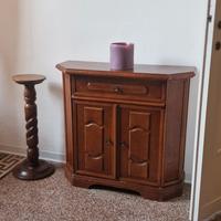 mobiletto e colonna per piante