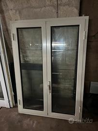 Finestra in alluminio colore avorio