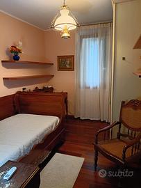 Stanza-mono in abitazione familiare con giardino