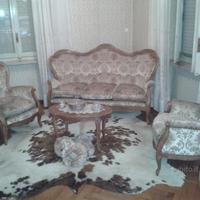 Poltrone, tavolino e sofa' di pregio