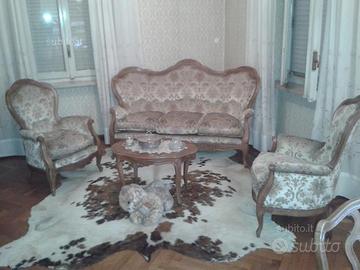 Poltrone, tavolino e sofa' di pregio