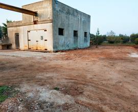 Terreno con pajara e costruzione