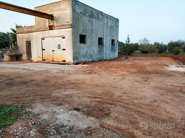 Terreno con pajara e costruzione