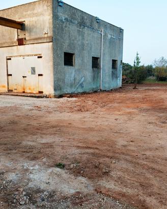 Terreno con pajara e costruzione