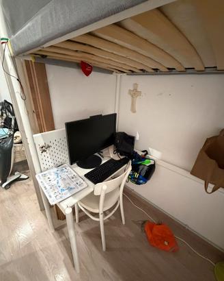 Struttura per letto a soppalco bianco con scrivani